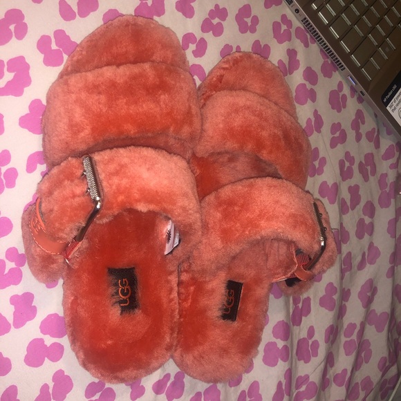 UGG Slipper - Picture 2 of 4